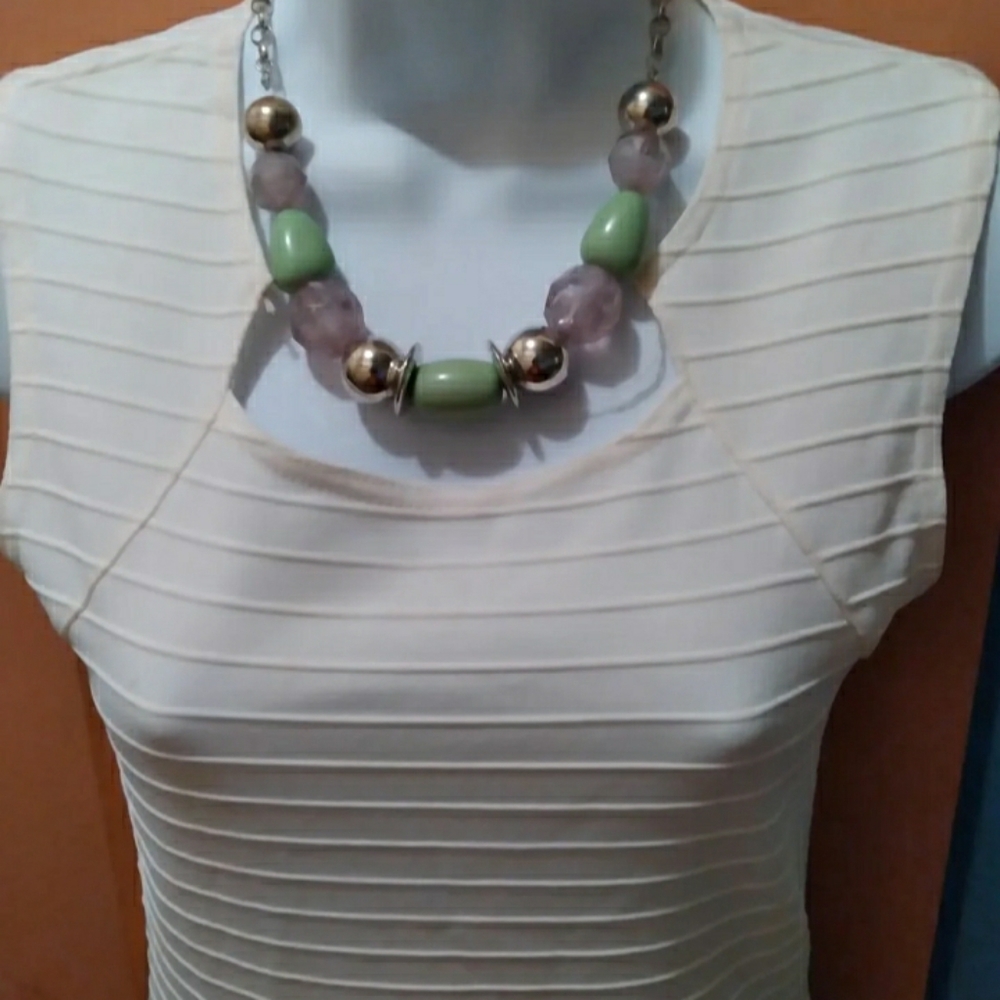 Sleeveless short dress/ accessories.